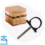 بست تی جوشی روکشدار درکنار کارتن بسته بندی ساجد بست بین الملل و لوگوی سیسات در پایین سمت چپ